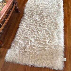 Non slip back fake fur rug